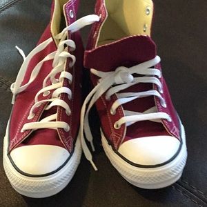 Men’s converse new, never worn. (Red, maroon) All Stars.